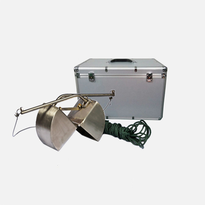 El fango que recoge los instrumentos de muestreo del suelo, camina por el fango el sedimento Van Veen Grab Sampler
