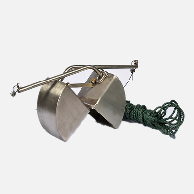 El fango que recoge los instrumentos de muestreo del suelo, camina por el fango el sedimento Van Veen Grab Sampler